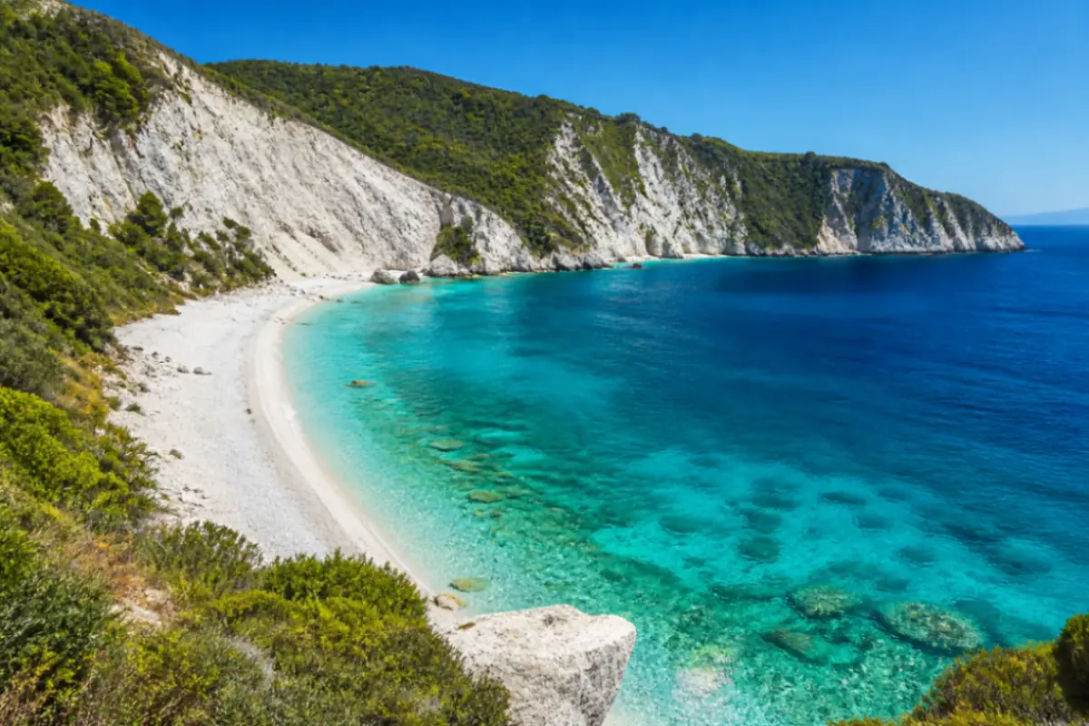Baia costiera appartata con scogliere