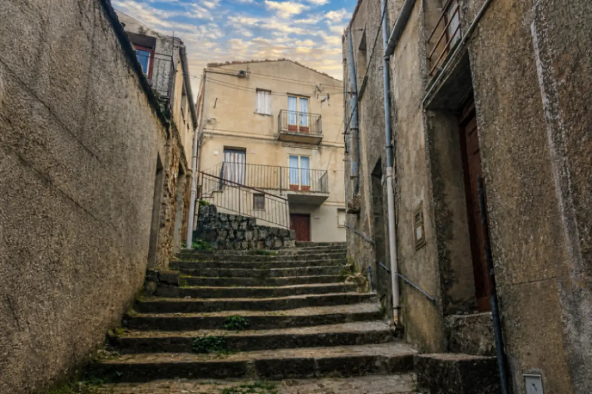 Antica scalinata borgo Geraci Siculo